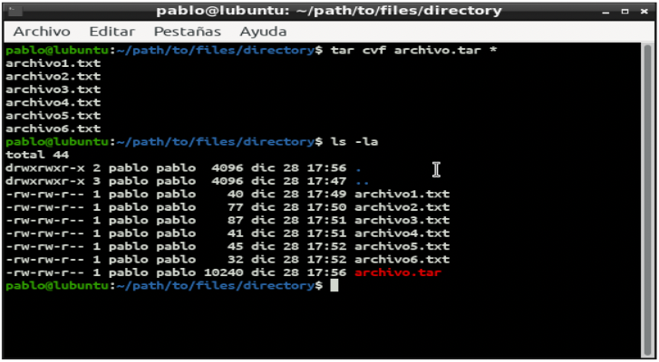 Pantalla de terminal de Linux con comando tar para comprimir archivos